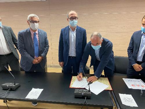 Il vicegovernatore, Riccardo Riccardi, alla sigla dell'accordo per l'avvio della residenza dell'Abitare possibile a Feletto Umberto (Tavagnacco), con il sindaco, Moreno Lirutti.